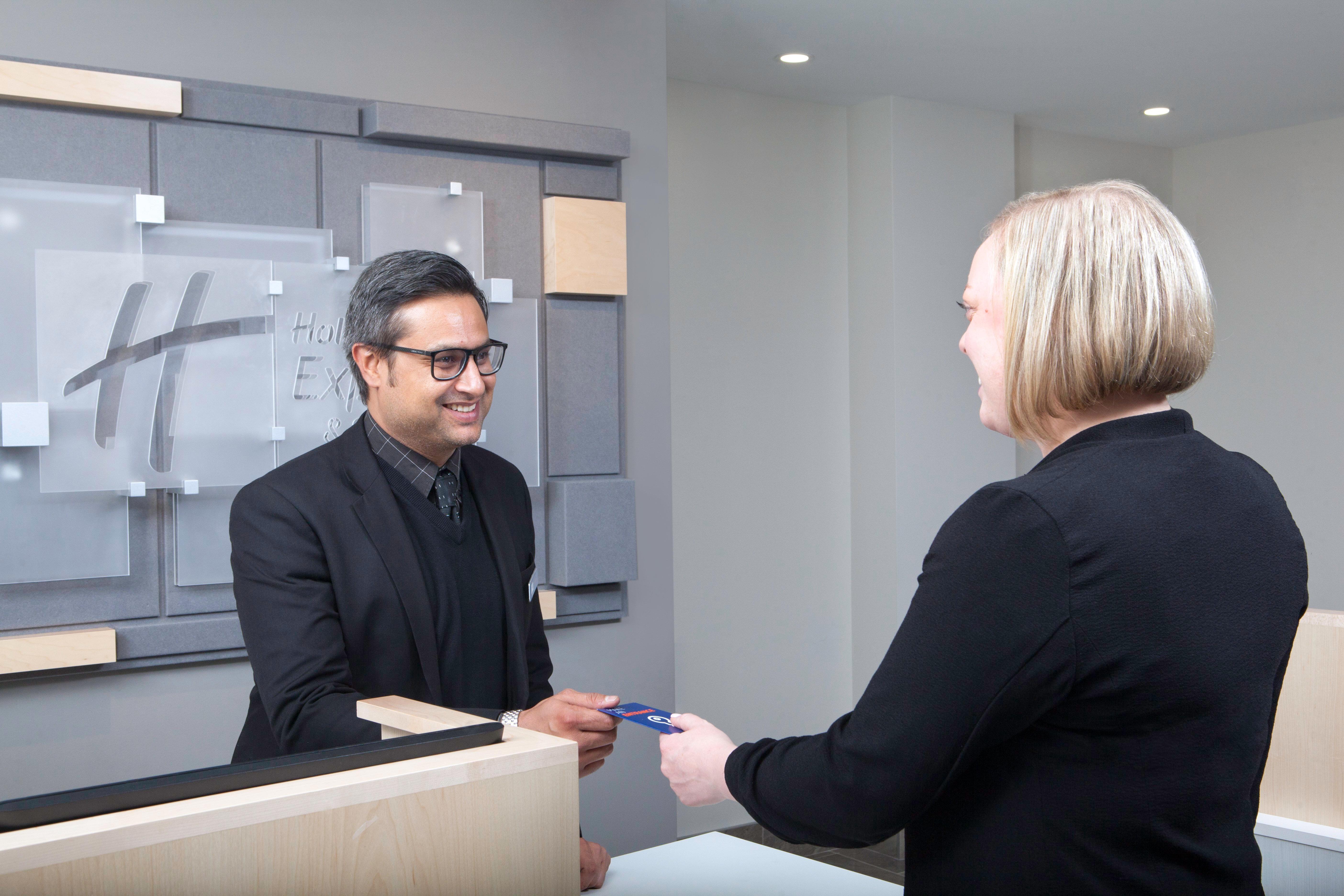 Holiday Inn Express & Suites Mississauga-Toronto Southwest By Ihg Exterior photo